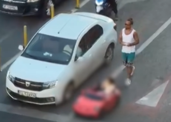 Copil într-o mașinuță de jucărie, plimbat pe Calea Victoriei printre autoturisme. Poliția îl caută pe bărbatul care îl însoțea