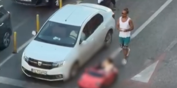 Copil într-o mașinuță de jucărie, plimbat pe Calea Victoriei printre autoturisme. Poliția îl caută pe bărbatul care îl însoțea