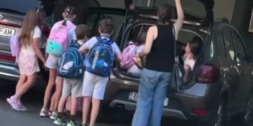 Peste 10 copii, înghesuiți într-o Dacia Sandero. Explicația directoarei după imaginile controversate