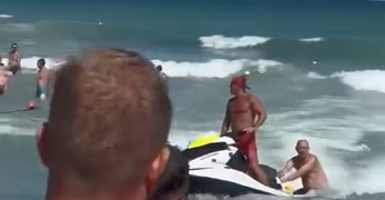 Salvat de două ori de la înec în aceeași zi. Un turist a ignorat steagul roșu la Eforie Nord