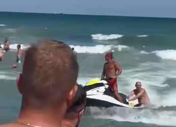 Salvat de două ori de la înec în aceeași zi. Un turist a ignorat steagul roșu la Eforie Nord