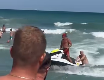 Salvat de două ori de la înec în aceeași zi. Un turist a ignorat steagul roșu la Eforie Nord