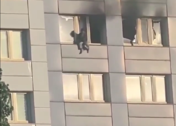 Salvare dramatică la Berlin: o femeie a sărit de la etajul 11 în brațele unui pompier, în timpul unui incendiu