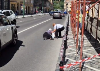Firmă amendată după ce a blocat un trotuar din centrul Brașovului. O femeie a ajuns pe carosabil