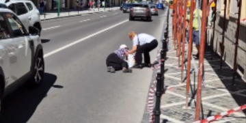 Firmă amendată după ce a blocat un trotuar din centrul Brașovului. O femeie a ajuns pe carosabil