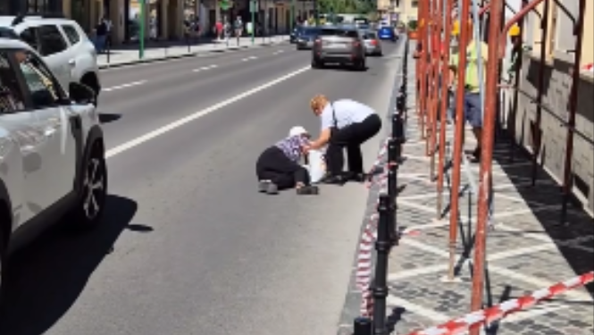 Firmă amendată după ce a blocat un trotuar din centrul Brașovului. O femeie a ajuns pe carosabil