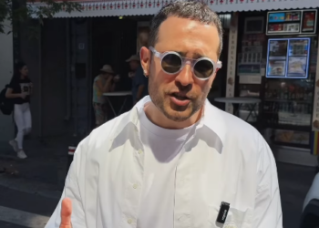 „Je suis merdenea”. Val de ironii după ce Edmond Niculușcă a atacat clienții unei patiserii din Piața Amzei