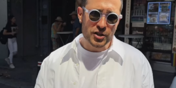 „Je suis merdenea”. Val de ironii după ce Edmond Niculușcă a atacat clienții unei patiserii din Piața Amzei