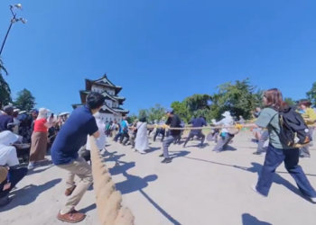 Castel vechi de peste 400 de ani, mutat cu frânghii în Japonia. 8.000 de oameni au vrut să participe