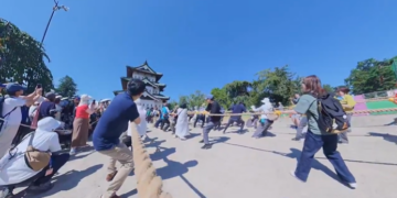 Castel vechi de peste 400 de ani, mutat cu frânghii în Japonia. 8.000 de oameni au vrut să participe