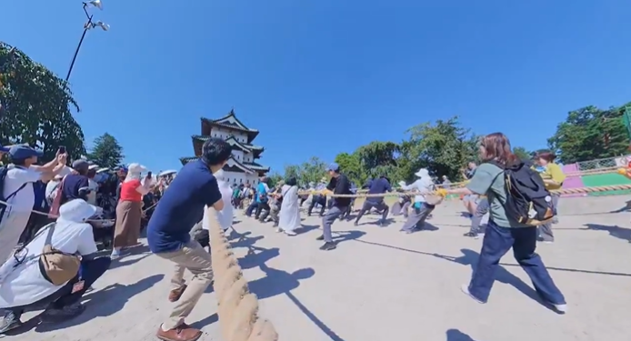 Castel vechi de peste 400 de ani, mutat cu frânghii în Japonia. 8.000 de oameni au vrut să participe