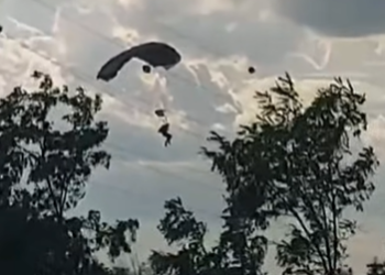 Doi militari, răniți în timpul unui exercițiu de parașutare la Târgu Mureș. Unul a ajuns în firele electrice