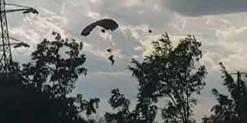 Doi militari, răniți în timpul unui exercițiu de parașutare la Târgu Mureș. Unul a ajuns în firele electrice