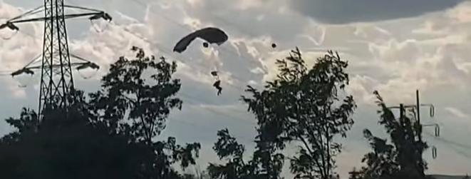 Doi militari, răniți în timpul unui exercițiu de parașutare la Târgu Mureș. Unul a ajuns în firele electrice