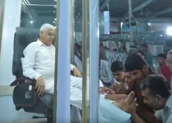 Lider spiritual din India: stă într-o cabină cu aer condiționat, iar adepții îi sărută picioarele