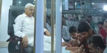 Lider spiritual din India: stă într-o cabină cu aer condiționat, iar adepții îi sărută picioarele