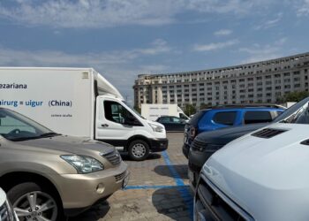 Cine finanțează dubele cu mesaje conspiraționiste din centrul Bucureștiului. Legătura cu un milionar român