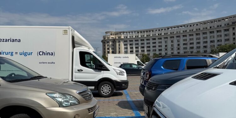 Cine finanțează dubele cu mesaje conspiraționiste din centrul Bucureștiului. Legătura cu un milionar român
