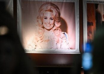 America o omagiază pe Dolly Parton. Trump a ordonat coborârea drapelelor în bern