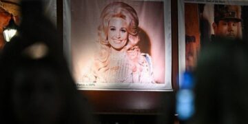 America o omagiază pe Dolly Parton. Trump a ordonat coborârea drapelelor în bern