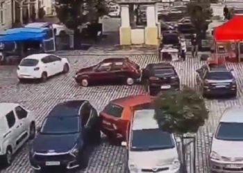 O șoferiță de 78 de ani a avariat șase mașini dintr-o singură manevră, într-o parcare din Polonia