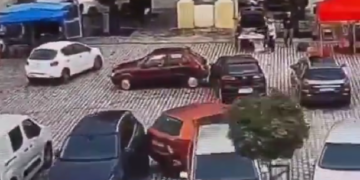 O șoferiță de 78 de ani a avariat șase mașini dintr-o singură manevră, într-o parcare din Polonia
