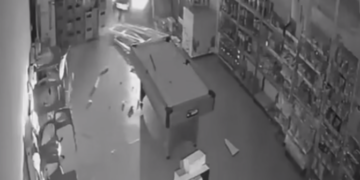 Șofer din Argeș, aflat în arest la domiciliu, a furat o mașină și a făcut accident în Gorj. Avea 1,49 mg/l alcool în aerul expirat