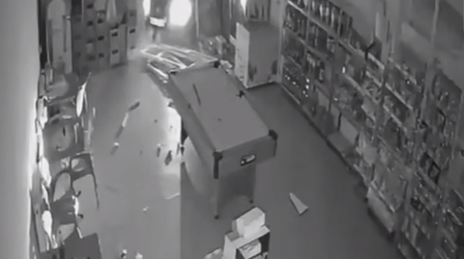 Șofer din Argeș, aflat în arest la domiciliu, a furat o mașină și a făcut accident în Gorj. Avea 1,49 mg/l alcool în aerul expirat