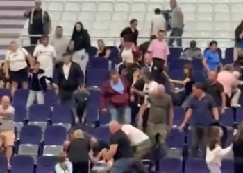 Scandal la un meci de handbal de junioare din Timișoara. Părinții s-au bătut în tribune sub privirile copiilor
