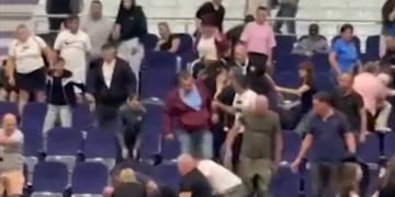 Scandal la un meci de handbal de junioare din Timișoara. Părinții s-au bătut în tribune sub privirile copiilor