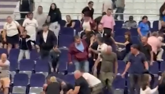 Scandal la un meci de handbal de junioare din Timișoara. Părinții s-au bătut în tribune sub privirile copiilor