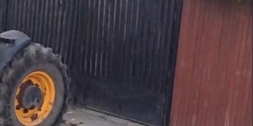 A aruncat gunoiul pe câmp și l-a primit înapoi, peste gard