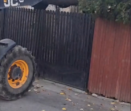 A aruncat gunoiul pe câmp și l-a primit înapoi, peste gard