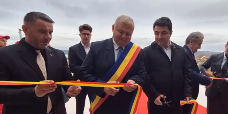 Inaugurare cu șase oficiali și doar cinci foarfeci, la Teiuș. Centrul de Tineret a fost deschis cu doi ani întârziere
