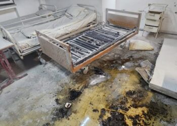 Incendiu la Secția de Psihiatrie a Spitalului Județean Reșița. 16 pacienți au fost evacuați, iar o femeie a suferit arsuri