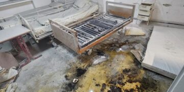 Incendiu la Secția de Psihiatrie a Spitalului Județean Reșița. 16 pacienți au fost evacuați, iar o femeie a suferit arsuri