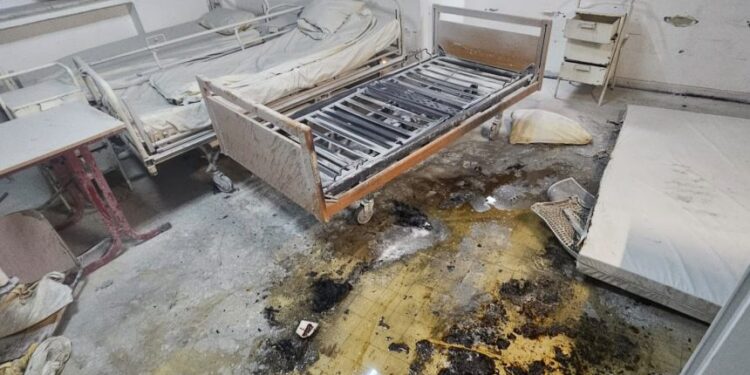 Incendiu la Secția de Psihiatrie a Spitalului Județean Reșița. 16 pacienți au fost evacuați, iar o femeie a suferit arsuri