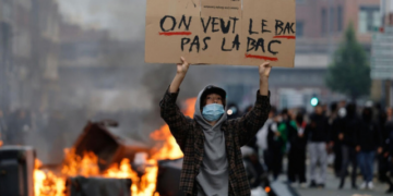 Protestele liceenilor iau amploare în Franța! Aproape 2.000 de persoane reținute, peste 300 de membri ai forțelor de ordine răniți