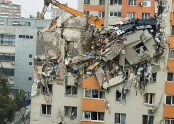 O parte din blocul din Rahova s-a prăbușit în timpul demolării. Ce se întâmplă cu imobilul afectat de explozie
