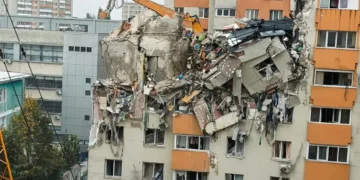 O parte din blocul din Rahova s-a prăbușit în timpul demolării. Ce se întâmplă cu imobilul afectat de explozie