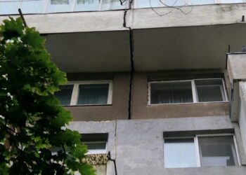 Panică într-un bloc cu risc seismic din București. 65 de locatari, evacuați după apariția unei fisuri