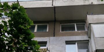 Panică într-un bloc cu risc seismic din București. 65 de locatari, evacuați după apariția unei fisuri