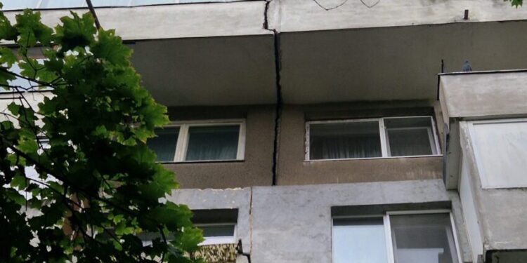 Panică într-un bloc cu risc seismic din București. 65 de locatari, evacuați după apariția unei fisuri