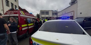 Atac cu macetă la o școală din Pitești. Doi elevi de clasa a IX-a au fost răniți